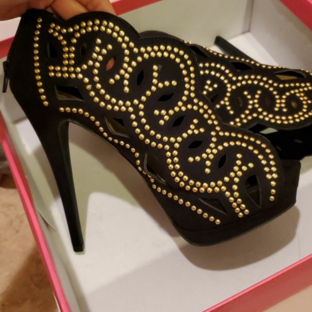 Never worn. Size 8.5.